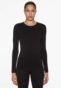 Schwarzes Langarmoberteil aus glattem Stoff, mit einem runden Halsausschnitt und tailliertem Design, das bis zu den Handgelenken reicht. Einfach und minimalistisch.