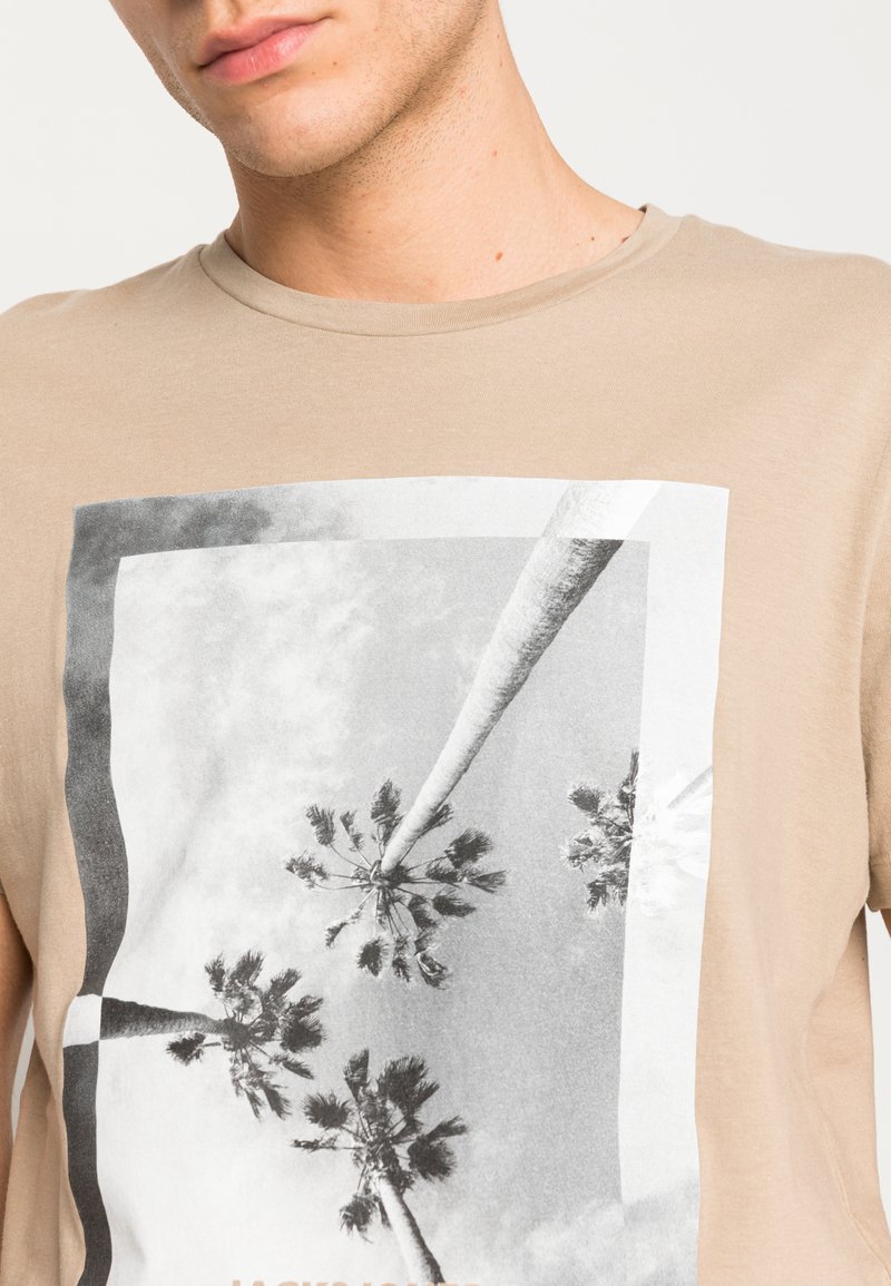 Herren T-Shirts basic | Jack & Jones JJBILLBOARDTEE T-Shirt print crockery/sand - QH04569 Herren T-Shirts basic | Jack & Jones JJBILLBOARDTEE T-Shirt print crockery/sand - QH04569