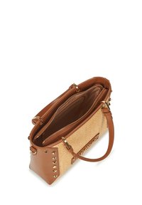 Borsa in pelle color cuoio e paglia intrecciata con dettagli dorati, doppi manici, chiusura con cerniera e borchie a forma di piramide su un lato. Tasche interne visibili.