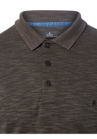 Polo shirt grigio scuro con un motivo testurizzato, tre bottoni scuri e un accento blu lungo il colletto. Etichetta del marchio visibile all'interno.