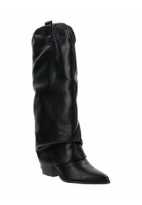 Botas de cuero negro hasta la rodilla con punta afilada, caña holgada y tacón bajo apilado; textura suave con un acabado mate.