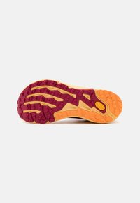 Semelle de chaussure de trail en nuances de rose, orange et jaune. Présente un motif de sculpture robuste pour l'adhérence et la traction. Matériau en caoutchouc durable.