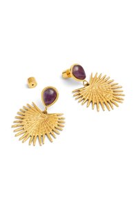 Pendientes de oro con un diseño en forma de abanico y rayos salientes, con una piedra en forma de lágrima morada en la parte superior. Detalles de superficie texturizada visibles.