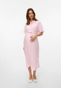 Robe chemise rose clair avec des manches courtes, fermeture à boutons sur le devant et lien à la taille. Fabriquée en tissu doux, longueur genou avec une coupe décontractée, dotée d'une poche.