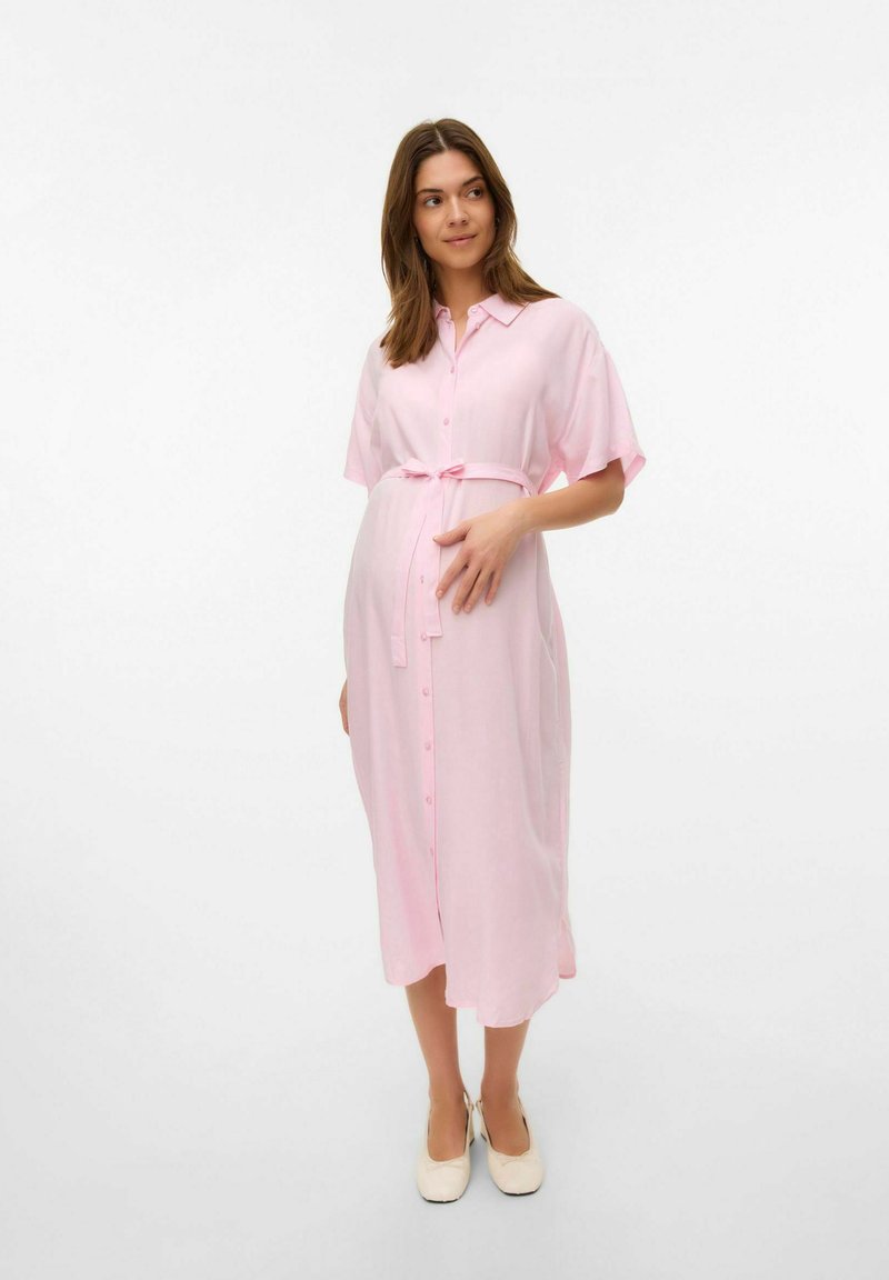 Vestido de camisa rosa claro con mangas cortas, botones en el frente y cinturón en la cintura. Hecho de una tela suave, de longitud hasta la rodilla y con un corte relajado, cuenta con un bolsillo.