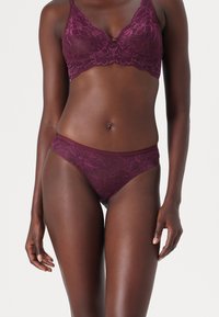 Triumph AMOURETTE CHARM  - Fecskék - deep burgundy