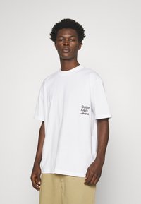 Calvin Klein Jeans EXCLUSIVE BOLD CALVIN GRAPHIC TEE - T-shirts print - bright white