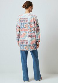Touché Privé FLORAL - Košeľa - patterned