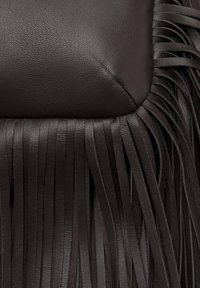 Sac à main en cuir marron avec une longue frange plate le long du bord ; texture lisse avec une finition légèrement brillante.