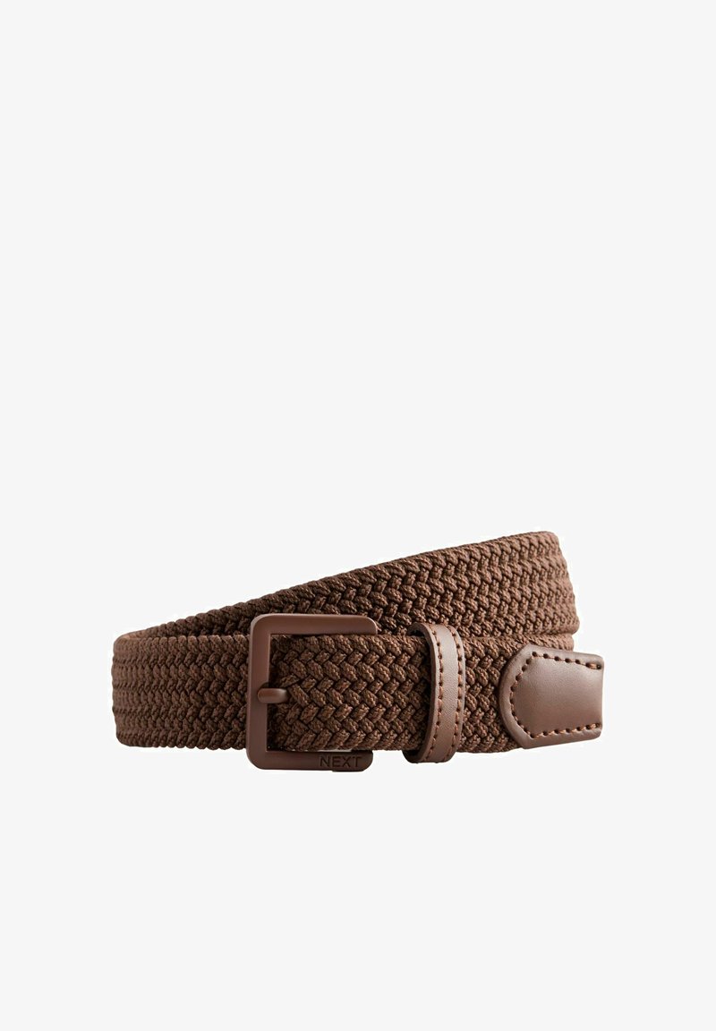 Ceinture en tissu tressé marron avec boucle rectangulaire en métal, passant en cuir et extrémité de ceinture en cuir cousue sur fond blanc.