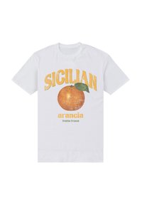 Bílý tričko s vintage-style ilustrací pomeranče se zeleným listem a textem "Sicilian arancia frutta fresca" v žluté a zelené barvě.