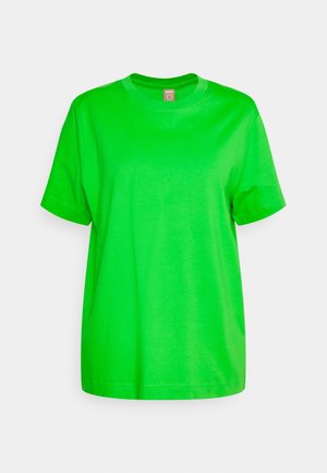 T-shirt vert vif à manches courtes et col rond avec une coupe décontractée, présenté sur un fond clair uni.