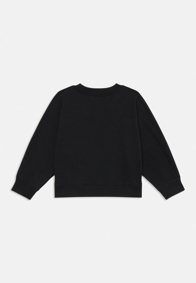 Hanorac negru cu mâneci lungi și decolteu rotund, cu manșete și tiv reiate, prezentat din spate pe un fundal simplu deschis.