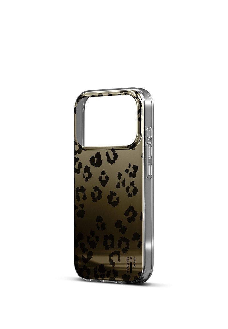 Transparante telefoonhoes met een donkerbruine luipaardprint, uitsparing voor de camera en zichtbare zijknoppen, met het merk "Ideal of Sweden".