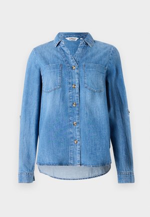 Camisa de mezclilla azul claro con un frente de botones, dos bolsillos en el pecho y mangas enrollables con detalles de botón.