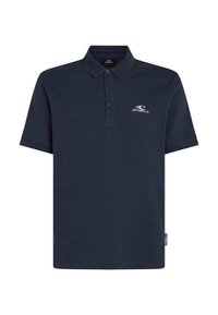 Polo bleu marine en tissu doux ; présente un col, trois boutons et un logo sur la poitrine gauche. Manches courtes.
