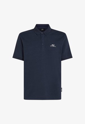 Tumesinine polo särk, mis on valmistatud pehmest kangast; varustatud kaelusega, kolme nööbiga ja logo vasakul rinnal. Lühikesed varrukad.