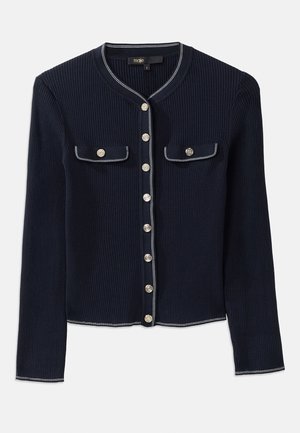Cardigan en maille côtelée marine avec des manches longues, un col rond, une fermeture à boutons argentés et deux poches poitrine soulignées de surpiqûres blanches.