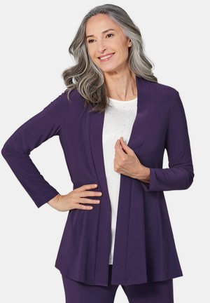 Cardigan long violet à manches longues avec un design à l'avant ouvert, associé à un haut blanc avec des accents en strass. Tissu doux, coupe décontractée.
