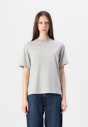 Grijze T-shirt met korte mouwen van een zachte katoenmix, met een ronde hals en een relaxte pasvorm, gecombineerd met donkerblauwe wijde jeans.