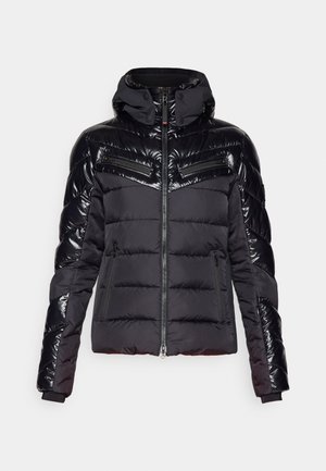 Schwarze Daunenjacke mit glänzenden, gesteppten Ärmeln, Reißverschlusstaschen auf der Brust und Kapuze. Das Material ist glänzend mit einer matten Oberfläche am Körper.