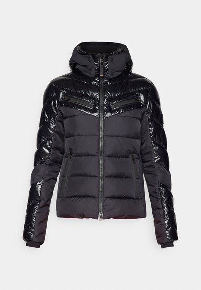 Schwarze Daunenjacke mit glänzenden, gesteppten Ärmeln, Reißverschlusstaschen auf der Brust und Kapuze. Das Material ist glänzend mit einer matten Oberfläche am Körper.