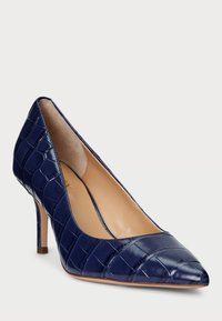 Sötétkék lakkbőr magassarkú cipő, hegyes orral, krokodilbőr mintázattal és vékony sarokkal.