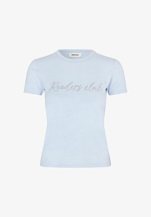 Tricou bleu deschis cu mânecă scurtă, cu inscripția „Clubul de lectură” scrisă în stil cursiv folosind mici strasuri pe partea din față.