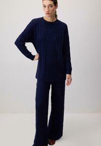 Niewybrane, navy blue