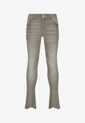 Feszes fazonú farmernadrág világosszürke denim anyagból, gombos záródással, elülső zsebekkel és nyitott szélű, bővülő szárakkal.