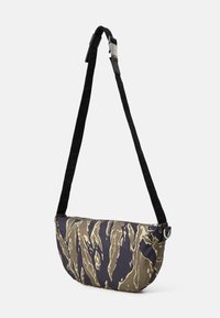 Borsa a spalla con motivo camouflage in olive e nero; forma curva; materiale in tessuto; tracolla regolabile; dettagli in metallo argentato.