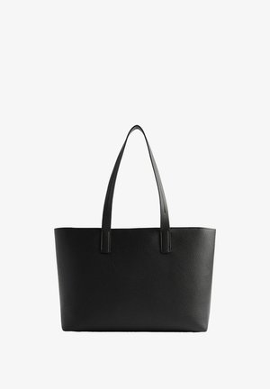 Czarna skórzana torba tote o teksturowanej powierzchni, prostokątnym kształcie, dwóch solidnych uchwytach i bez widocznych elementów metalowych lub ozdób.