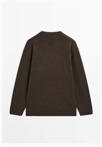 Brun, långärmad tröja med rundad hals, tillverkad av ett mjukt tyg, med en enkel stickad textur och ribbade ärmslut och fåll.