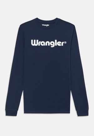 Marineblå langærmet skjorte lavet af bomuld, med et stort hvidt "Wrangler" logo på tværs af brystet og standard rund halsudskæring.