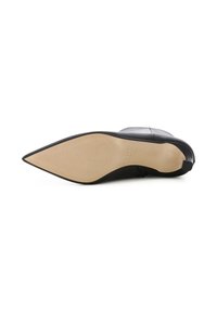 Zwarte puntige schoen met een slanke leren bovenkant, een soepele zool in een naakttint en een subtiel "EVITA" logo dichtbij de hak.