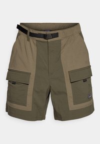 EVERYDAY  - Pantalones montañeros cortos - pine needle green