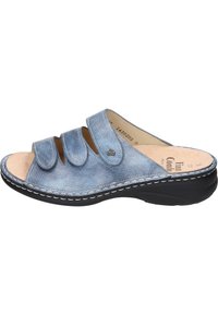 Blaue Leder-Sandaletten zum Hineinschlüpfen mit drei verstellbaren Riemen, einer konturierten Innensohle und einer schwarzen Gummisohle mit weißen Nähakzenten.