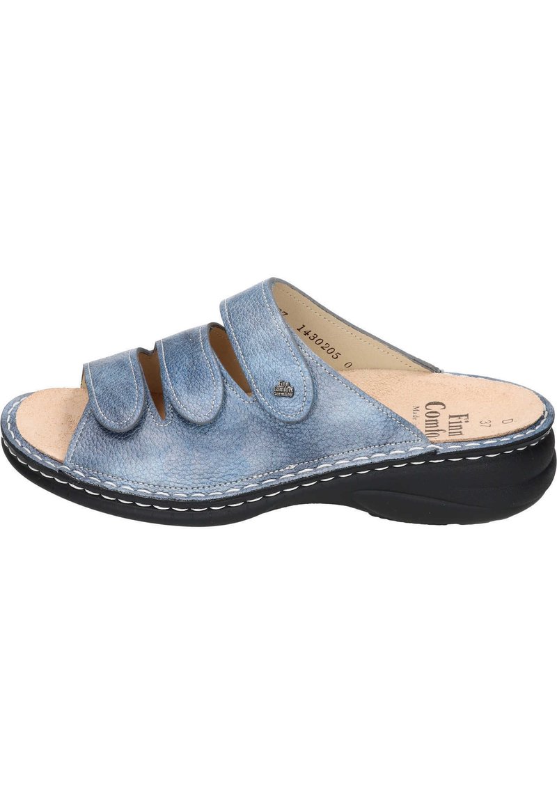 Blaue Leder-Sandaletten zum Hineinschlüpfen mit drei verstellbaren Riemen, einer konturierten Innensohle und einer schwarzen Gummisohle mit weißen Nähakzenten.