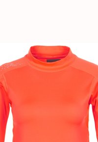 Haut à manches longues orange vif avec un col montant, en tissu léger et lisse. Présente un subtil détail de motif sur une épaule.