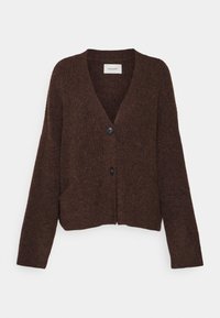 Hnědý pletený svetr s výstřihem do V, se dvěma předními kapsami a černými knoflíky. Má dlouhé rukávy a zkrácený střih. Měkká textura.