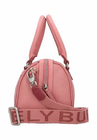 Borsa a mano in pelle texturizzata rosa con doppi manici superiori, chiusura con zip e tracolla staccabile con motivo. Accenti in hardware argentato visibili.