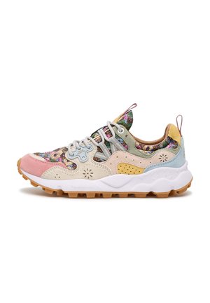 Sneaker colorati caratterizzati da una combinazione di pelle scamosciata rosa, verde, gialla e blu con motivi floreali, una suola intermedia bianca e una suola esterna in gomma testurizzata.