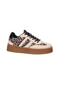 Sneakers met een beige suède bovenkant en zwarte luipaardprint accenten. Voorzien van een dikke bruine rubberen zool en zwarte veters.