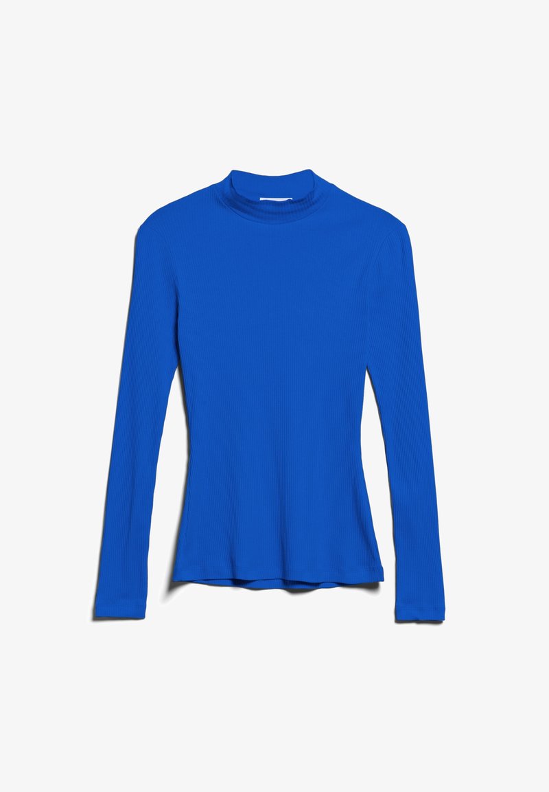 Haut à col montant en maille côtelée à manches longues, de couleur bleu vif, posé à plat sur un fond blanc.