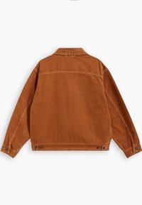 Brązowa dżinsowa kurtka z długim rękawem, z guzikami na mankietach i regulowanym pasem, pokazana z tyłu na białym tle.