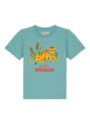 Turquoise t-shirt met korte mouwen met een grafisch ontwerp van een tijger en haar welp, omringd door groene bladeren en rode tekst "Großer BRUDER".
