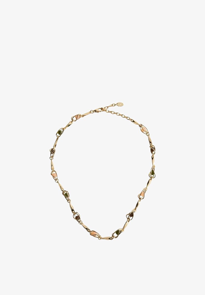 Collier chaîne en or avec des maillons alternés présentant de petites incrustations émaillées texturées vertes, roses et marron, et un fermoir réglable.