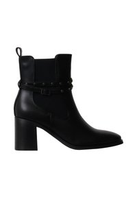 Bottine en cuir noir à talon bloc, panneaux latéraux élastiques, bride décorative avec rivets métalliques et languette à l'arrière.