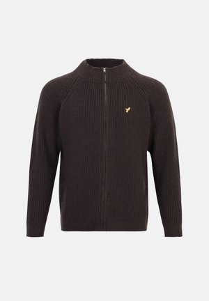 Pull en maille côtelée marron foncé avec un col montant, une demi-fermeture éclair et un petit logo doré sur la poitrine. Manches raglan.