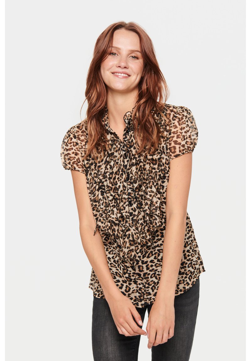 Leopardenmuster-Bluse mit kurzen, rüschierten Ärmeln, hellbraunem Grund und schwarzen Flecken. Verfügt über eine knopffront und aus weichem, leichtem Stoff.